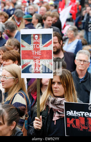 Glasgow, Vereinigtes Königreich. 20. Juni 2015. Mehr als 2000 Personen nahmen an einer Anti-Sparmaßnahmen-Rallye in George Square, Glasgow, Schottland, Vereinigtes Königreich. Eine Reihe von verschiedenen Fraktionen, Gewerkschaften und Minderheit kamen Gruppen zu George Square zum anhören Referenten eingeladen und gemeinsam über die konservative Regierung Wirtschaftspolitik protestieren. Bildnachweis: Findlay/Alamy Live-Nachrichten Stockfoto