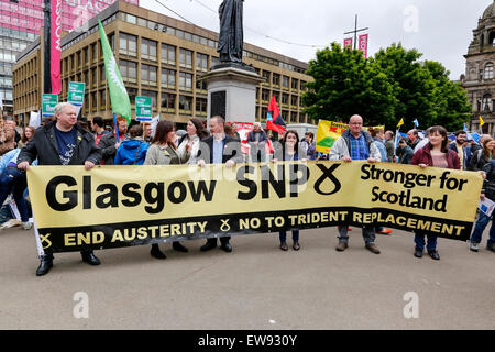 Glasgow, Vereinigtes Königreich. 20. Juni 2015. Mehr als 2000 Personen nahmen an einer Anti-Sparmaßnahmen-Rallye in George Square, Glasgow, Schottland, Vereinigtes Königreich. Eine Reihe von verschiedenen Fraktionen, Gewerkschaften und Minderheit kamen Gruppen zu George Square zum anhören Referenten eingeladen und gemeinsam über die konservative Regierung Wirtschaftspolitik protestieren. Bildnachweis: Findlay/Alamy Live-Nachrichten Stockfoto