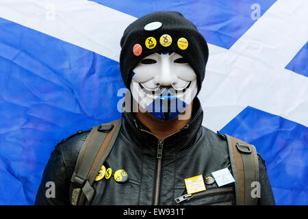 Glasgow, Vereinigtes Königreich. 20. Juni 2015. Mehr als 2000 Personen nahmen an einer Anti-Sparmaßnahmen-Rallye in George Square, Glasgow, Schottland, Vereinigtes Königreich. Eine Reihe von verschiedenen Fraktionen, Gewerkschaften und Minderheit kamen Gruppen zu George Square zum anhören Referenten eingeladen und gemeinsam über die konservative Regierung Wirtschaftspolitik protestieren. Bildnachweis: Findlay/Alamy Live-Nachrichten Stockfoto