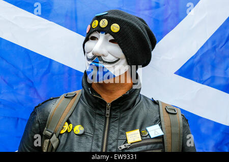 Glasgow, Vereinigtes Königreich. 20. Juni 2015. Mehr als 2000 Personen nahmen an einer Anti-Sparmaßnahmen-Rallye in George Square, Glasgow, Schottland, Vereinigtes Königreich. Eine Reihe von verschiedenen Fraktionen, Gewerkschaften und Minderheit kamen Gruppen zu George Square zum anhören Referenten eingeladen und gemeinsam über die konservative Regierung Wirtschaftspolitik protestieren. Bildnachweis: Findlay/Alamy Live-Nachrichten Stockfoto