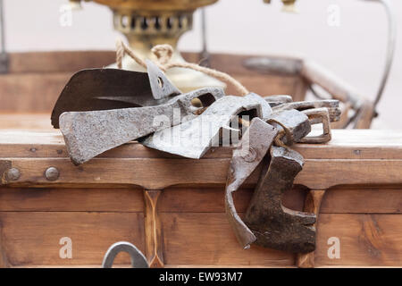 Achsen auf hölzernen Schlitten zurück Stockfoto