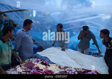 Dhaka, Bangladesch. 20. Juni 2015. Straßenhändler bedeckt ihren Stall mit Polyethylen bei Regen in Dhaka. Bildnachweis: Zakir Hossain Chowdhury Zakir/Alamy Live-Nachrichten Stockfoto