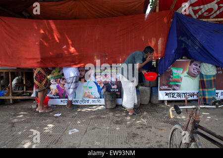 Dhaka, Bangladesch. 20. Juni 2015. Rikscha-Puller und Tag Arbeit Essen aus hängen Tarps Tee Stall auf Straße in Dhaka während des Ramadan. Während des Heiligen Monats Ramadan hängen die meisten Tee-Stände und Restaurants Tarps für Privatsphäre für diejenigen, die Essen und trinken müssen. Rikscha-Wallahs hart arbeiten und brauchen ihre Energie, und es gibt Menschen anderer Religionen, die nicht schnell während dieser Zeit zu tun. Bildnachweis: Zakir Hossain Chowdhury Zakir/Alamy Live-Nachrichten Stockfoto