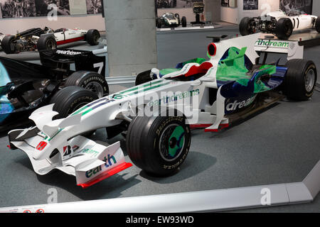 Der Honda RA108, ausgestellt in der Honda Collection Hall, ein Formel-1-Auto aus dem Jahr 2008, das für seine umweltfreundliche „Earth Car“-Lackierung bekannt ist. Stockfoto