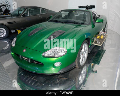 Die Vorderansicht des Jaguar XKR von *die Another Day*, ausgestellt im National Motor Museum in Beaulieu, spiegelt die Rolle des legendären Autos im berühmten Bond-Film wider. Stockfoto