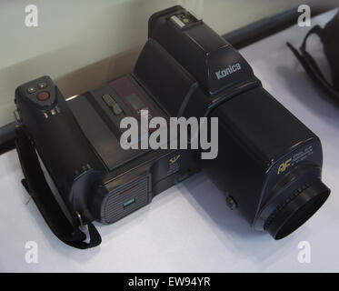 Die Konica KC-400 Kamera, ausgestellt auf der CP+ 2011, eine kompakte Point-and-Shoot-Filmkamera im Retro-Design. Stockfoto