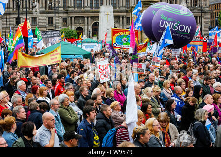 Glasgow, Vereinigtes Königreich. 20. Juni 2015. Mehr als 2000 Personen nahmen an einer Anti-Sparmaßnahmen-Rallye in George Square, Glasgow, Schottland, Vereinigtes Königreich. Eine Reihe von verschiedenen Fraktionen, Gewerkschaften und Minderheit kamen Gruppen zu George Square zum anhören Referenten eingeladen und gemeinsam über die konservative Regierung Wirtschaftspolitik protestieren. Bildnachweis: Findlay/Alamy Live-Nachrichten Stockfoto