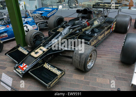 Die Ansicht des Lotus 78, die im National Motor Museum in Beaulieu ausgestellt wurde, zeigt das bahnbrechende aerodynamische Design des Autos, das die Formel-1-Rennen in den späten 1970er-Jahren verändert hat Stockfoto