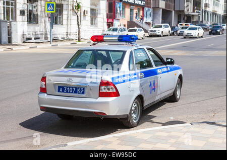 Russische Patrouillenfahrzeug der staatlichen Inspektion der Automobile auf der Stadtstraße Stockfoto