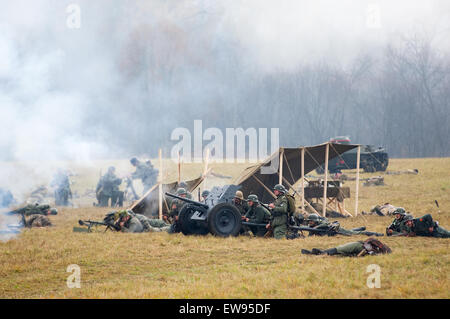 Russland, BORODINO - Oktober 12: Unbekannte deutsche Soldaten schießen durch die Kanone auf Rekonstruktion der Schlacht im zweiten Weltkrieg nahe dem Dorf von Borodino 1941 im Moskauer Gebiet, am 12. Oktober 2014, Russland Stockfoto