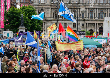 Glasgow, Vereinigtes Königreich. 20. Juni 2015. Mehr als 2000 Personen nahmen an einer Anti-Sparmaßnahmen-Rallye in George Square, Glasgow, Schottland, Vereinigtes Königreich. Eine Reihe von verschiedenen Fraktionen, Gewerkschaften und Minderheit kamen Gruppen zu George Square zum anhören Referenten eingeladen und gemeinsam über die konservative Regierung Wirtschaftspolitik protestieren. Bildnachweis: Findlay/Alamy Live-Nachrichten Stockfoto