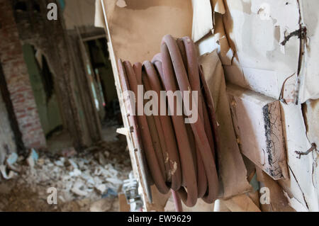 Ein altes Feuer Schlauch in Nocton Halle in Lincolnshire, England UK Stockfoto