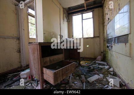 Verlassen alte Möbel in Nocton Hall in Lincolnshire, England UK Stockfoto