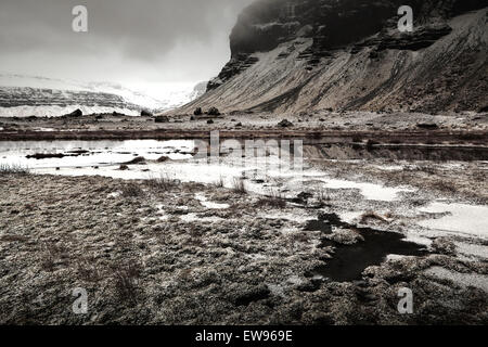 Gefrorene Tiefland in der Nähe von Skogafoss, Südisland Stockfoto