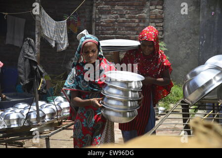 Bangladeshi manuelle Frauen arbeiten arbeitet in einer Aluminium-Topf-Making-Fabrik, jede Arbeit zu verdienen nur 300 Taka (US$ 3,87) pro Tag in Dhaka, Bangladesch. Am 20. Juni 2015 Stockfoto