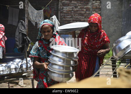 Bangladeshi manuelle Frauen arbeiten arbeitet in einer Aluminium-Topf-Making-Fabrik, jede Arbeit zu verdienen nur 300 Taka (US$ 3,87) pro Tag in Dhaka, Bangladesch. Am 20. Juni 2015 Stockfoto