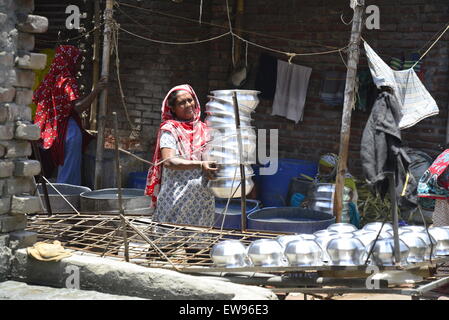 Bangladeshi manuelle Frauen arbeiten arbeitet in einer Aluminium-Topf-Making-Fabrik, jede Arbeit zu verdienen nur 300 Taka (US$ 3,87) pro Tag in Dhaka, Bangladesch. Am 20. Juni 2015 Stockfoto