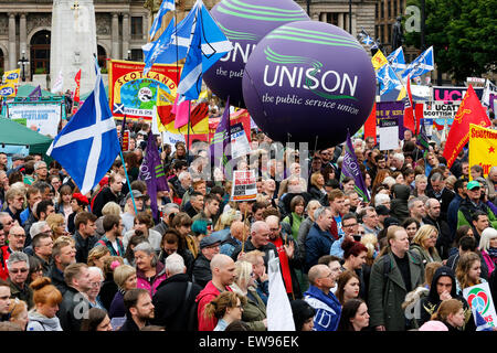 Glasgow, Vereinigtes Königreich. 20. Juni 2015. Mehr als 2000 Personen nahmen an einer Anti-Sparmaßnahmen-Rallye in George Square, Glasgow, Schottland, Vereinigtes Königreich. Eine Reihe von verschiedenen Fraktionen, Gewerkschaften und Minderheit kamen Gruppen zu George Square zum anhören Referenten eingeladen und gemeinsam über die konservative Regierung Wirtschaftspolitik protestieren. Bildnachweis: Findlay/Alamy Live-Nachrichten Stockfoto