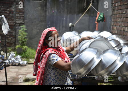 Bangladeshi manuelle Frauen arbeiten arbeitet in einer Aluminium-Topf-Making-Fabrik, jede Arbeit zu verdienen nur 300 Taka (US$ 3,87) pro Tag in Dhaka, Bangladesch. Am 20. Juni 2015 Stockfoto