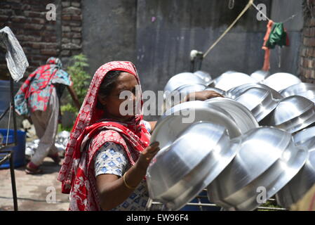 Bangladeshi manuelle Frauen arbeiten arbeitet in einer Aluminium-Topf-Making-Fabrik, jede Arbeit zu verdienen nur 300 Taka (US$ 3,87) pro Tag in Dhaka, Bangladesch. Am 20. Juni 2015 Stockfoto