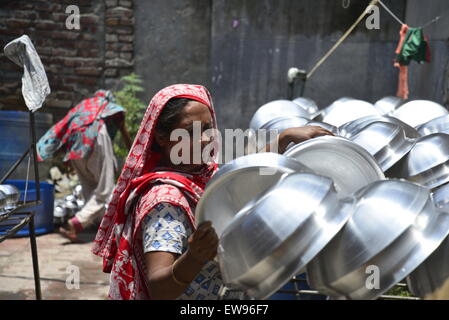 Bangladeshi manuelle Frauen arbeiten arbeitet in einer Aluminium-Topf-Making-Fabrik, jede Arbeit zu verdienen nur 300 Taka (US$ 3,87) pro Tag in Dhaka, Bangladesch. Am 20. Juni 2015 Stockfoto