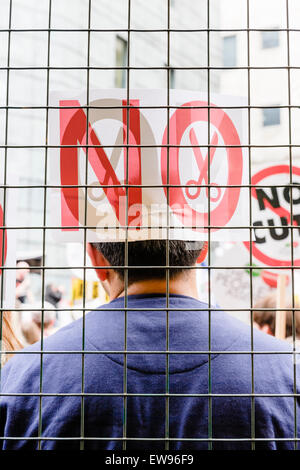 London, UK. 20. Juni 2015. Massen von Menschen marschierten durch die Straßen von London am 20. Juni 2014 protestieren gegen die Sparpolitik der Tory-Regierung und Maßnahmen. Bildnachweis: Tom Arne Hanslien/Alamy Live-Nachrichten Stockfoto
