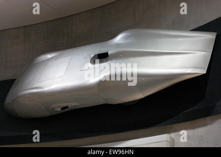 Die Ansicht des Mercedes-Benz W125 Rekordwagens, der im Mercedes-Benz Museum ausgestellt wird, zeigt die legendäre Technik und das Design dieses Rekordwagens aus den 1930er Jahren Stockfoto