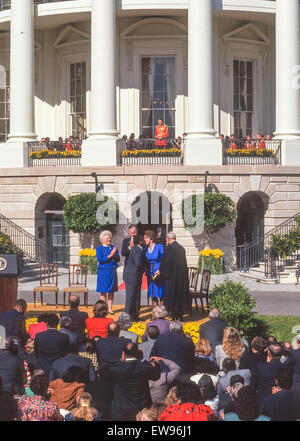 WASHINGTON, DC, USA - Clarence Thomas, U. S. Supreme Court nominiert, Vereidigung im Weißen Haus mit Präsident Bush. 18. Oktober 1991 Stockfoto