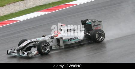 Michael Schumachers Leistung beim Großen Preis von Malaysia 2010 während des 1. Qualifyings demonstrierte seine fachkundigen Fahrfähigkeiten und sein F1-Know-how. Stockfoto