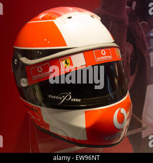 Michael Schumachers legendärer roter Ferrari-Helm, ausgestellt im Museo Ferrari in Maranello, Italien, repräsentiert seine berühmte Formel-1-Karriere. Stockfoto