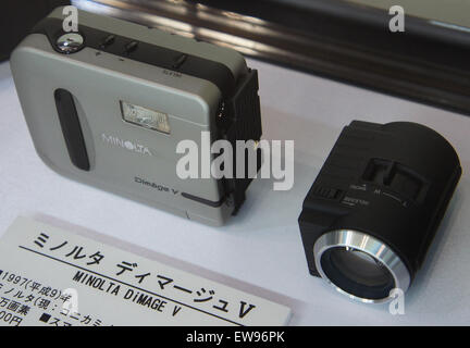 Die Minolta Dimage V, ausgestellt auf der CP+ 2011, eine einzigartige frühe Digitalkamera mit abnehmbarem Objektiv und innovativem optischen Design. Stockfoto