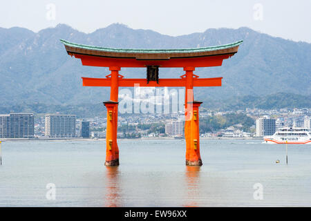 Eine der berühmtesten japanischen Sehenswürdigkeiten, der Große Torii auf der Miyajima-Insel, ist eine beliebte Touristenattraktion. Umgeben vom ruhigen Meer. Stockfoto