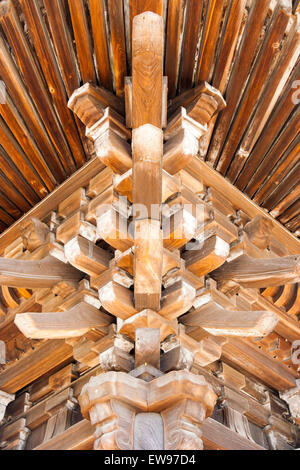 Japan, Onomichi, Tenneiji Tempel. Drei stöckigen japanische Pagode Kaiunto, Detail. In der Nähe von Holz verzierten Ecke eave und Sparren. Stockfoto