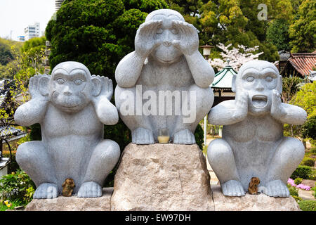 Japan, Onomichi, Taisanji Tempel. Drei weisen Affen Statue mit gefalteten Händen rund um Mund, Augen und Ohren wie in Sehen, Hören und Sprechen. Stockfoto