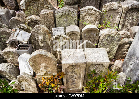 Gemeinkosten, die in mehreren Reihen dicht gedrängt bewachsene Steine des Gedenkens, Grabsteine, an der Taisanji Tempel in Onomichi, Japan. Stockfoto