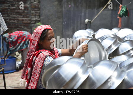 Bangladeshi manuelle Frauen arbeiten arbeitet in einer Aluminium-Topf-Making-Fabrik, jede Arbeit zu verdienen nur 300 Taka (US$ 3,87) pro Tag in Dhaka, Bangladesch. Am 20. Juni 2015 Stockfoto