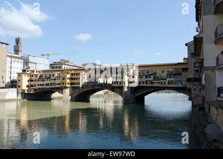 Ein atemberaubender Blick auf die Ponte Vecchio, aus dem Westen im Februar 2013, mit der berühmten Brücke und ihrer historischen Architektur in Florenz, Italien. Stockfoto