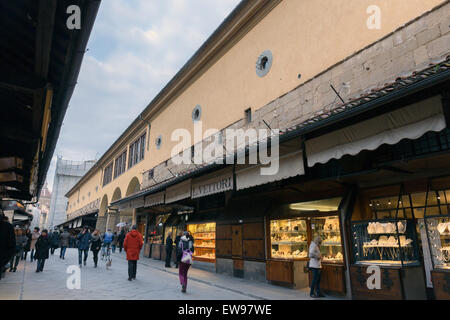 Die Ponte Vecchio in Florenz, Italien, wurde tagsüber im Februar 2013 aufgenommen und bietet einen atemberaubenden Blick auf diese historische Brücke und die umliegende Stadtlandschaft. Stockfoto