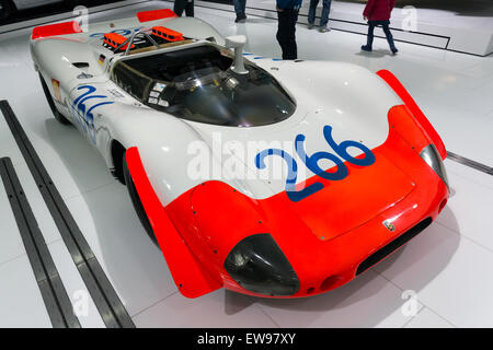 Die Ansicht des Porsche 908-2 Spyder von vorne rechts, die im Porsche Museum ausgestellt wird, unterstreicht die Renntechnik und das aerodynamische Design aus der goldenen Ära des Langstreckensports von Porsche. Stockfoto