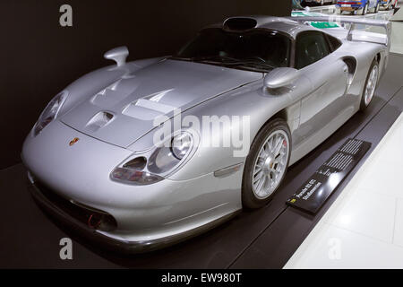 Die Straßenversion Porsche 911 GT1, ausgestellt im Porsche Museum, eine straßenrechtliche Adaption des legendären Langstreckenfahrers Le Mans. Stockfoto