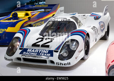 Vorderansicht des Porsche 917K von 1971 in Martini Racing Lackierung im Porsche Museum mit seinem legendären Design und der Tradition von Le Mans. Stockfoto