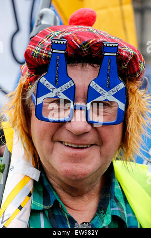 Glasgow, Vereinigtes Königreich. 20. Juni 2015. Mehr als 2000 Personen nahmen an einer Anti-Sparmaßnahmen-Rallye in George Square, Glasgow, Schottland, Vereinigtes Königreich. Eine Reihe von verschiedenen Fraktionen, Gewerkschaften und Minderheit kamen Gruppen zu George Square zum anhören Referenten eingeladen und gemeinsam über die konservative Regierung Wirtschaftspolitik protestieren. Bildnachweis: Findlay/Alamy Live-Nachrichten Stockfoto