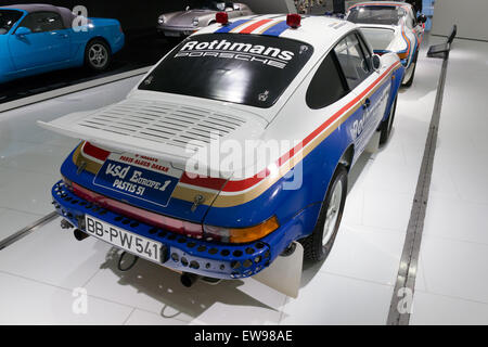 Der Porsche 953, der im Porsche Museum ausgestellt wird, zeigt seine robuste Geländegängigkeit mit einem Blick von hinten rechts auf dieses seltene und legendäre Fahrzeug. Stockfoto