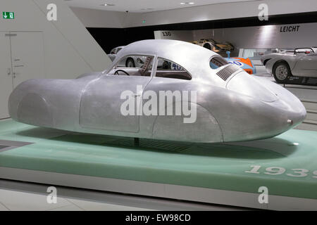 Der Porsche Typ 64 ist ein historisch bedeutendes Automobil, das als Vorläufer des Porsche 911 anerkannt wurde. Diese Ansicht von hinten links unterstreicht das stromlinienförmige Design und die Technik des Fahrzeugs und zeigt seine Geschichte in der Automobilgeschichte. Stockfoto