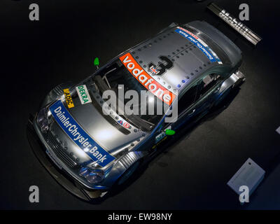 Die AMG Mercedes C-Klasse (W203) DTM ist im Mercedes-Benz Museum zu sehen und stellt ein Schlüsselmodell der Deutschen Tourenwagen-Meisterschaft dar. Das schlanke Design und die leistungsstarken Merkmale des Fahrzeugs spiegeln die herausragende Ingenieurskunst von Mercedes im Motorsport wider. Stockfoto