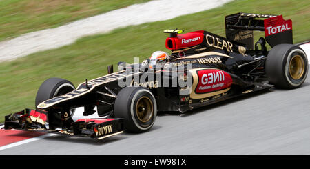 Dieses Foto zeigt Romain Grosjean während des zweiten freien Trainings des Großen Preises von Malaysia 2013. Grosjean, der für Lotus fährt, wird auf dem Sepang International Circuit die Leistung seines Autos testen sehen und seine Fähigkeiten in einem Hochgeschwindigkeitsmotorsport-Umfeld unter Beweis stellen. Stockfoto