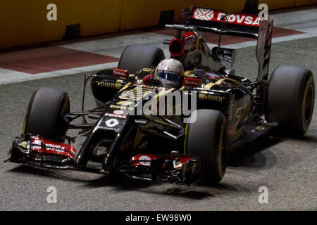 Romain Grosjean tritt beim Großen Preis von Singapur 2014, Training 2, an. Er fährt für Lotus F1 und demonstriert sein Können auf dem anspruchsvollen Marina Bay Circuit. Grosjeans Leistung während des FP2 bildet die Grundlage für das Qualifying und Rennen am Wochenende. Stockfoto