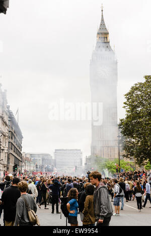 London, UK. 20. Juni 2015. Massen von Menschen marschierten durch die Straßen von London am 20. Juni 2014 protestieren gegen die Sparpolitik der Tory-Regierung und Maßnahmen. Bildnachweis: Tom Arne Hanslien/Alamy Live-Nachrichten Stockfoto