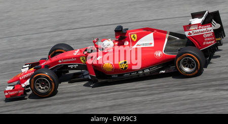 Sebastian Vettel während des Großen Preises von Malaysia 2015 zeigte seine Leistung während des Freien Trainings 2. Ein wichtiger Moment in der Renngeschichte der Formel 1, in dem er seine Fähigkeiten in einem Wettbewerbsumfeld unter Beweis stellt. Stockfoto