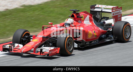 Sebastian Vettel, Rennfahrer für Ferrari, tritt 2015 beim Großen Preis von Malaysia während des Freien Trainings 2 (FP2) an. Dieses Bild fängt ihn in Aktion ein und zeigt sein Können während des Formel-1-Rennens auf der Rennstrecke. Stockfoto